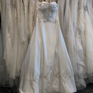 “Flash sale” White color wedding dress on sale